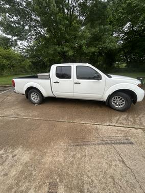 White 2017 Nissan Frontier SV
