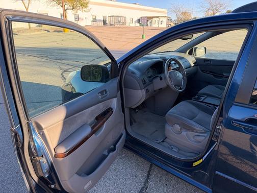 Blue 2004 Toyota Sienna LE