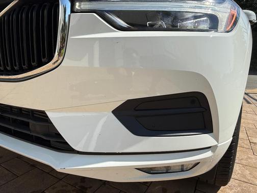 White 2021 Volvo XC60 T5 Momentum