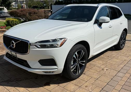 White 2021 Volvo XC60 T5 Momentum