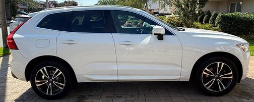 White 2021 Volvo XC60 T5 Momentum