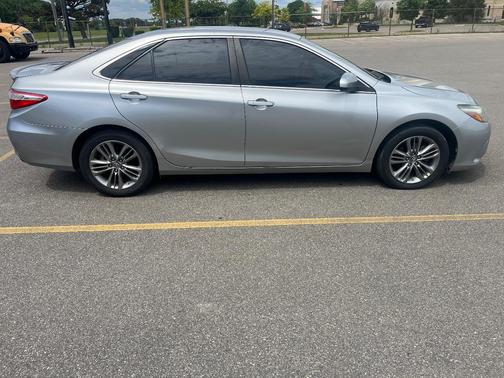 Silver 2016 Toyota Camry SE