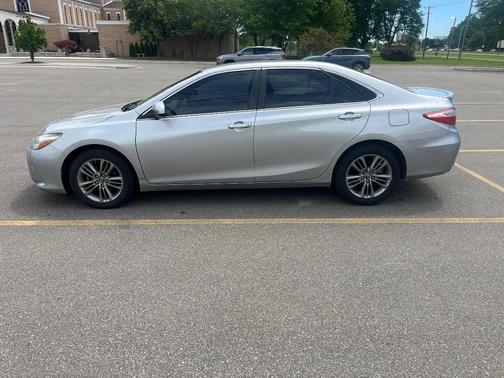 Silver 2016 Toyota Camry SE