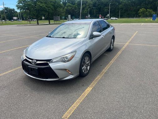 Silver 2016 Toyota Camry SE