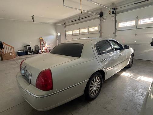 White 2004 Lincoln Town Car Base