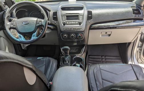 Silver 2015 Kia Sorento LX