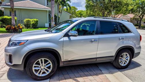 Silver 2015 Kia Sorento LX