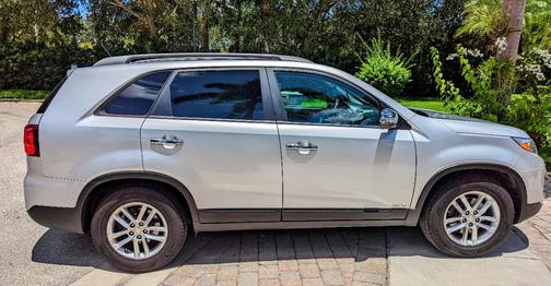 Silver 2015 Kia Sorento LX