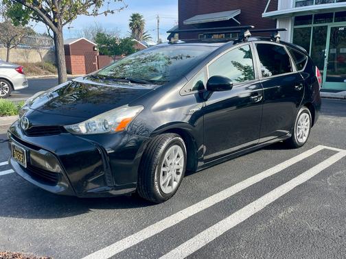 2017 Toyota Prius v Five