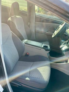 2017 Toyota Prius v Five