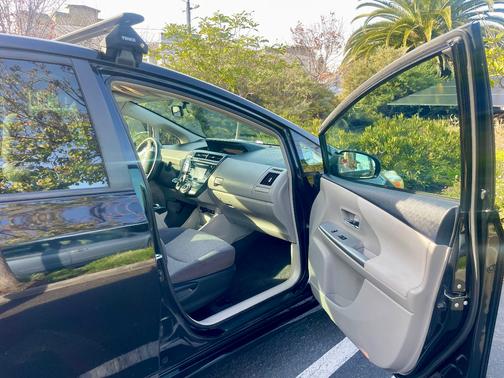 2017 Toyota Prius v Five