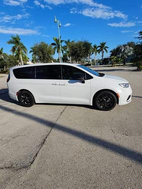 2023 Chrysler Pacifica Hybrid Limited