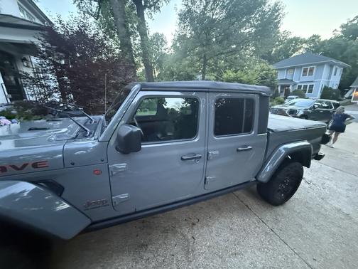Gray 2022 Jeep Gladiator Mojave