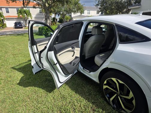 2024 Audi Q8 e-tron Sportback S line Prestige