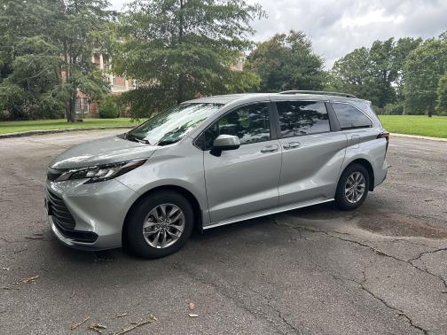 2022 Toyota Sienna LE
