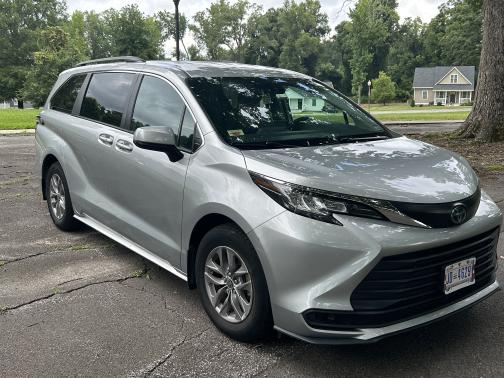 2022 Toyota Sienna LE