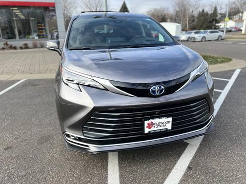 2024 Toyota Sienna Platinum