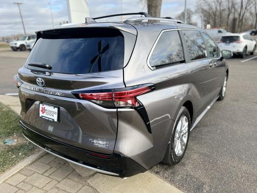 2024 Toyota Sienna Platinum