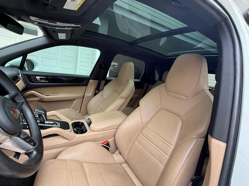 White 2023 Porsche Cayenne Cayenne Platinum Edition