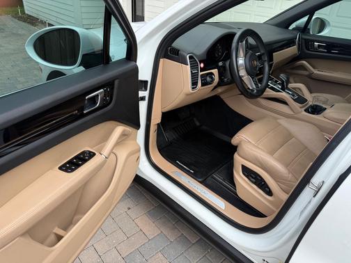 White 2023 Porsche Cayenne Cayenne Platinum Edition