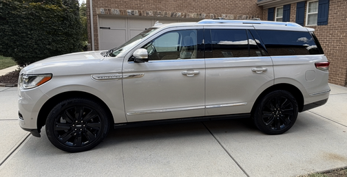 White 2024 Lincoln Navigator Reserve