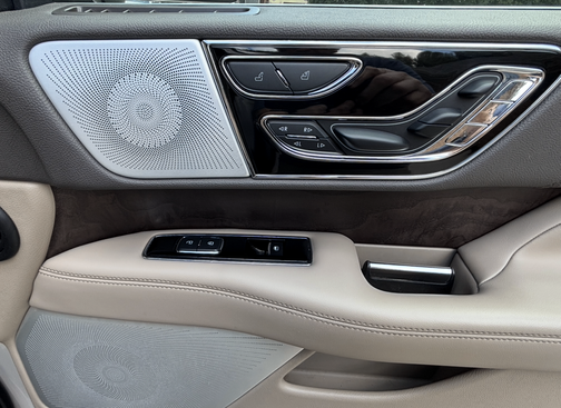 White 2024 Lincoln Navigator Reserve