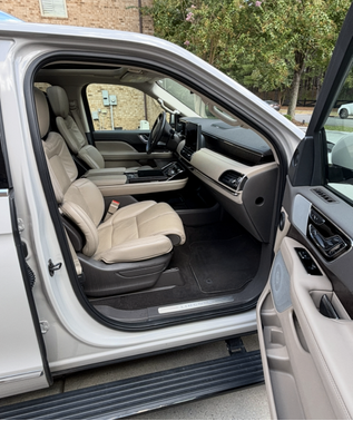 White 2024 Lincoln Navigator Reserve