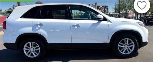 White 2015 Kia Sorento LX