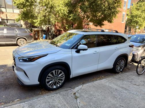 White 2025 Toyota Highlander Platinum