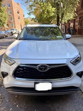 White 2025 Toyota Highlander Platinum