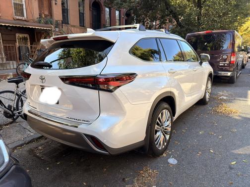 White 2025 Toyota Highlander Platinum