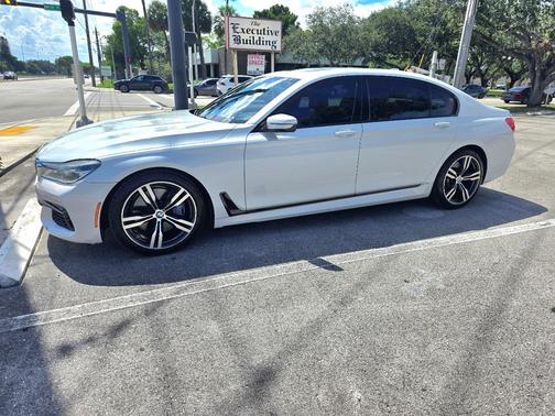 White 2018 BMW 750 i