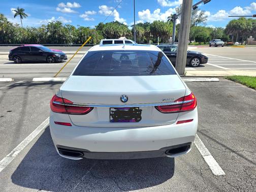 White 2018 BMW 750 i