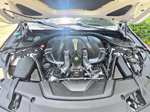 White 2018 BMW 750 i