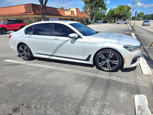 White 2018 BMW 750 i