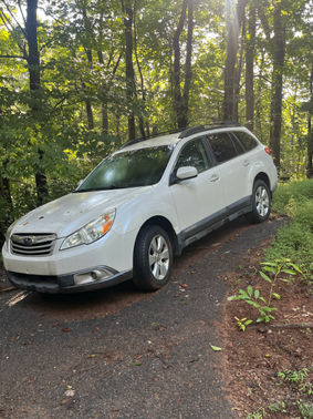 White 2011 Subaru Outback 2.5 i Premium
