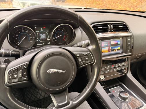 White 2018 Jaguar F-PACE 25t Premium