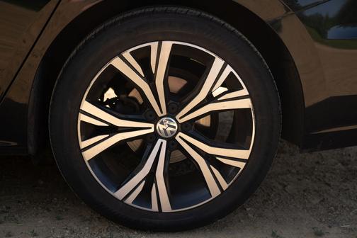 Black 2022 Volkswagen Passat 2.0T SE