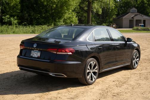 Black 2022 Volkswagen Passat 2.0T SE