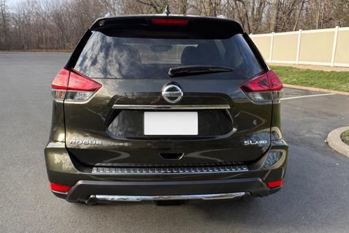 Gray 2017 Nissan Rogue SL