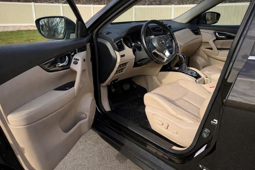 Gray 2017 Nissan Rogue SL