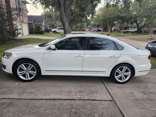 2015 Volkswagen Passat 1.8T Auto SE w/Sunroof & Nav