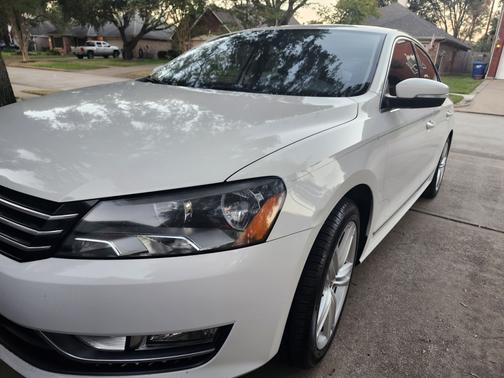 2015 Volkswagen Passat 1.8T Auto SE w/Sunroof & Nav