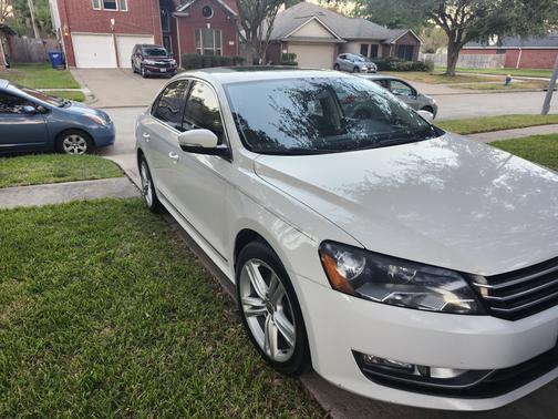 2015 Volkswagen Passat 1.8T Auto SE w/Sunroof & Nav