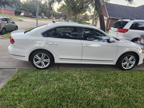 2015 Volkswagen Passat 1.8T Auto SE w/Sunroof & Nav