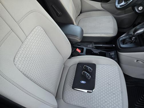 White 2022 Ford Transit Connect XLT