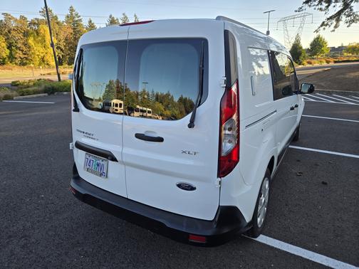 White 2022 Ford Transit Connect XLT