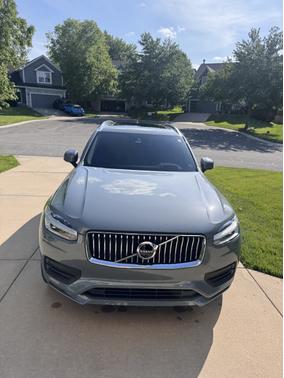 2022 Volvo XC90 T6 Momentum