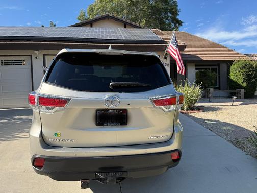 Beige 2015 Toyota Highlander Limited