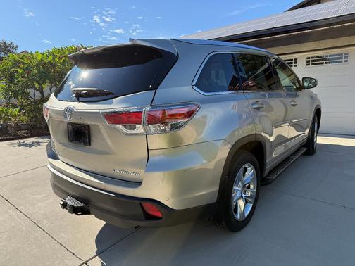 Beige 2015 Toyota Highlander Limited